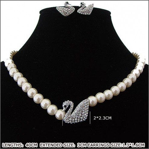 Luxurious Pearl Necklace With Swan Detail